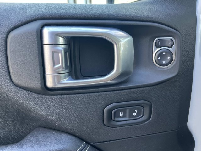 Used 2021 Jeep Wrangler Unlimited Sahara w/ Cold Weather Group AWD/4WD image 15