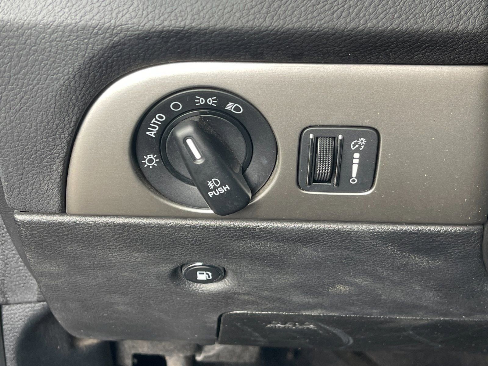 Used 2020 Dodge Durango SXT w/ 3rd Row Seating Group image 31