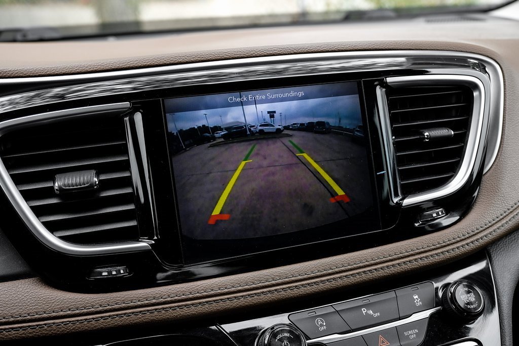 Used 2018 Chrysler Pacifica Limited image 32