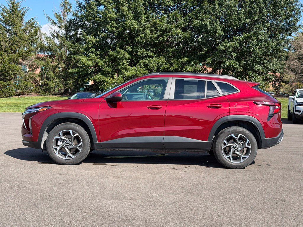 Used 2025 Chevrolet Trax LT FWD image 3