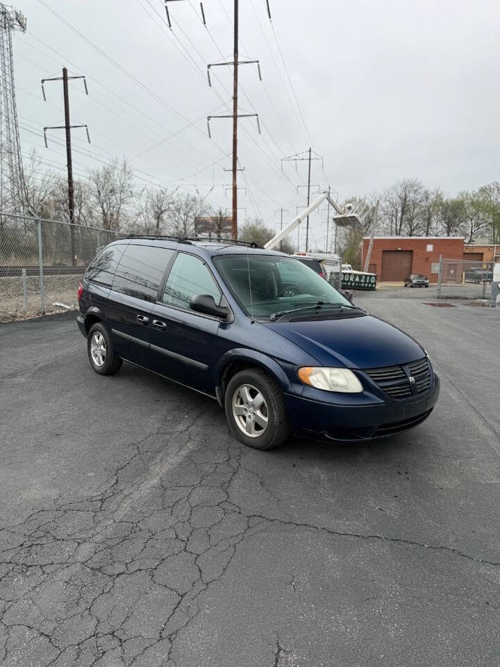 Used 2005 Dodge Caravan SXT image 3