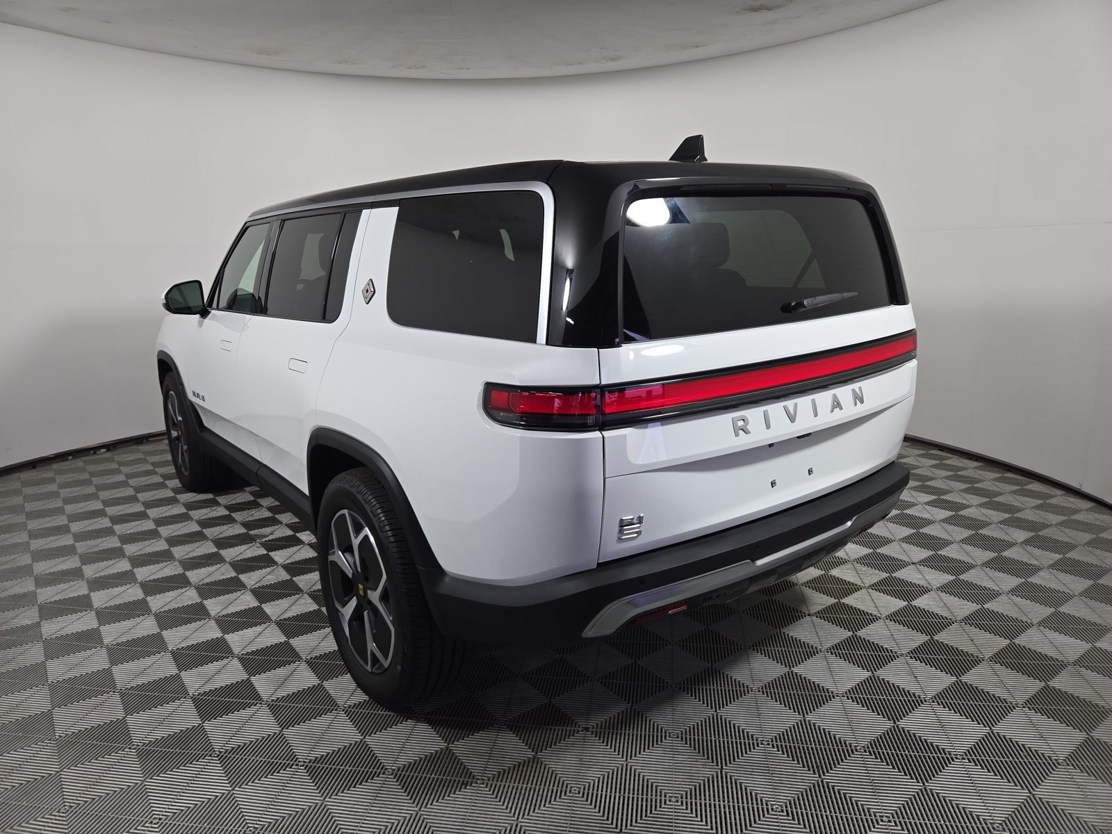 Used 2024 Rivian R1S Adventure Dual AWD/4WD image 3