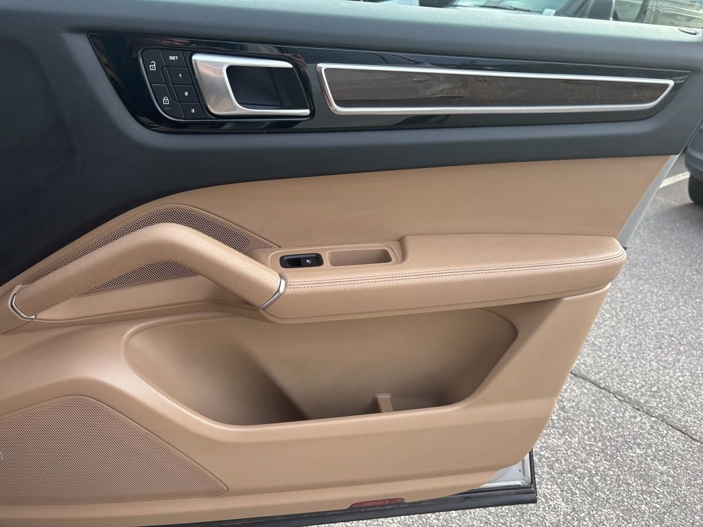 Used 2022 Porsche Cayenne Platinum Edition image 26