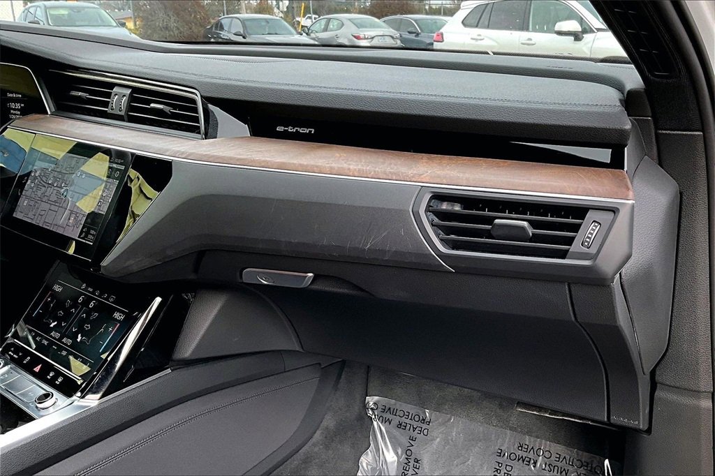 Used 2021 Audi e-tron Premium Plus w/ Premium Plus Package image 17