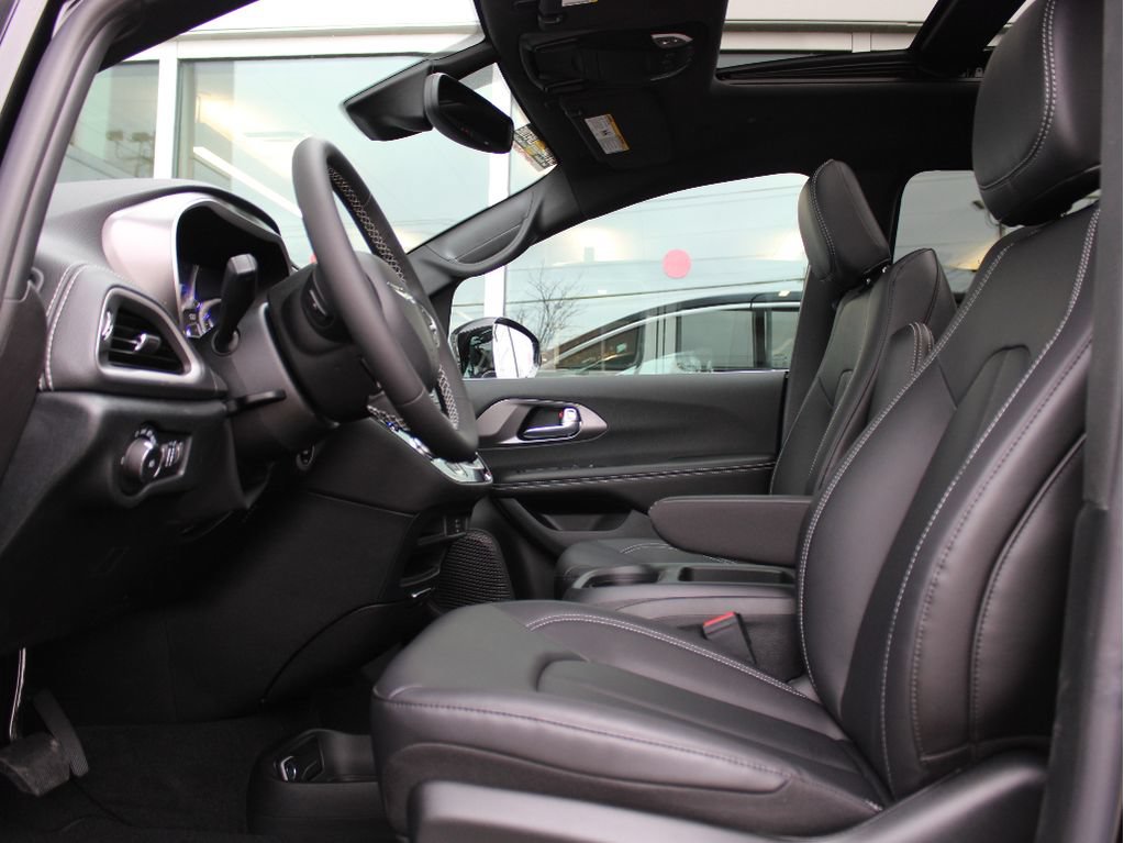 New 2026 Chrysler Pacifica Select AWD/4WD image 10