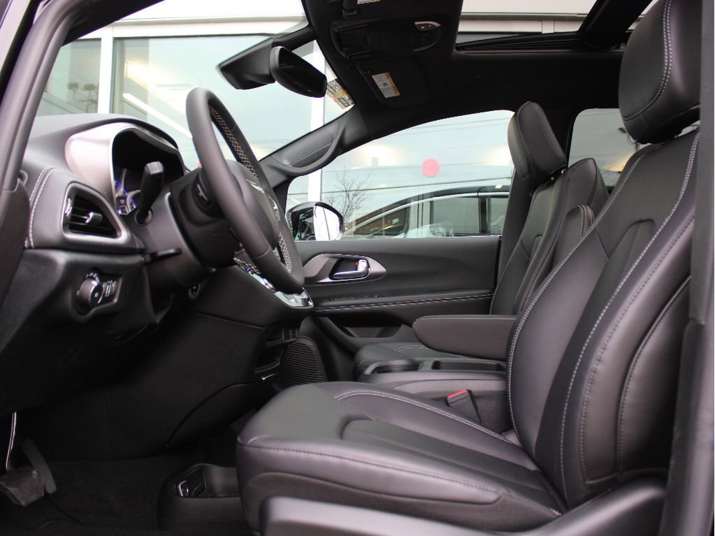 New 2026 Chrysler Pacifica Select image 10
