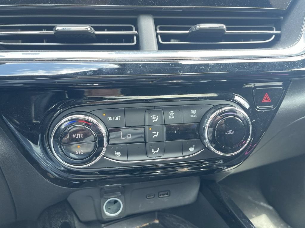 Used 2024 Chevrolet Trax RS w/ Sunroof Package FWD image 23