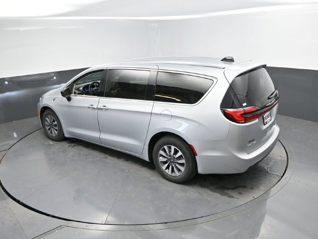 Used 2024 Chrysler Pacifica Limited FWD image 42
