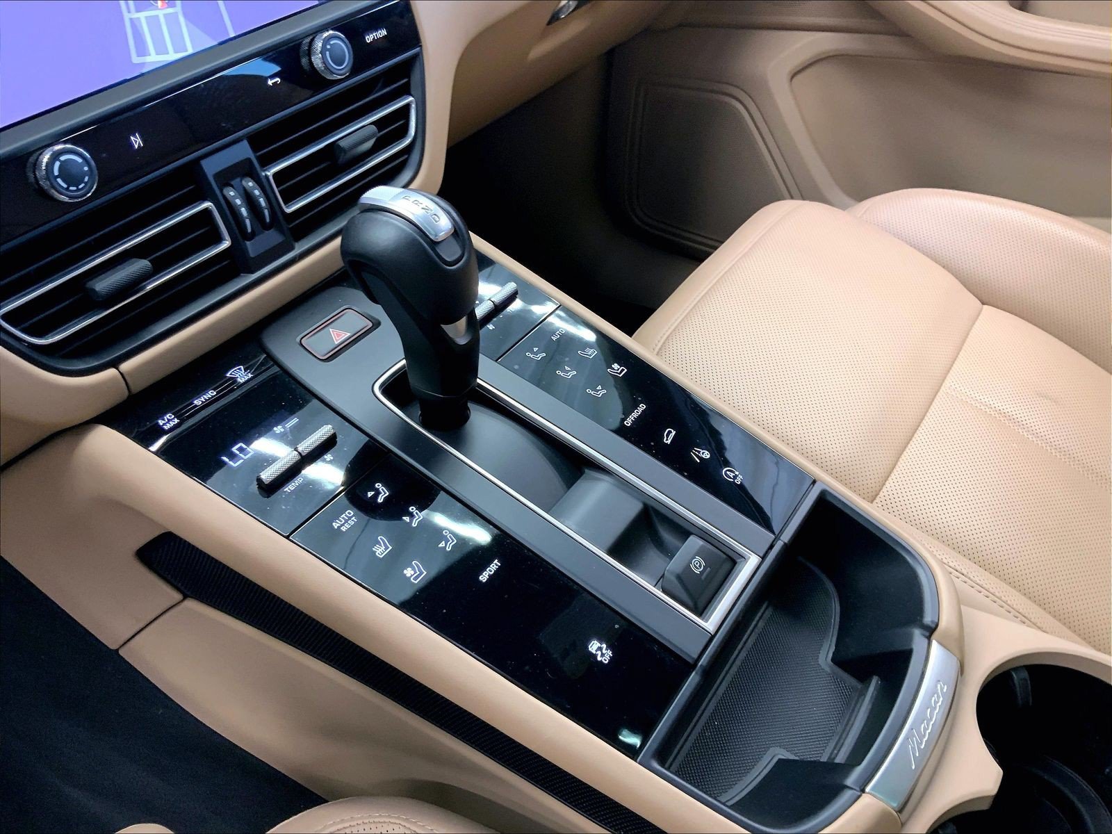Certified 2024 Porsche Macan AWD/4WD image 18
