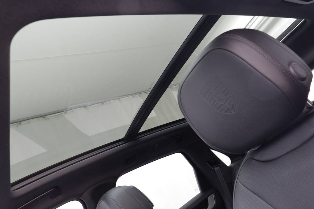 Used 2025 Porsche Cayenne AWD/4WD image 15