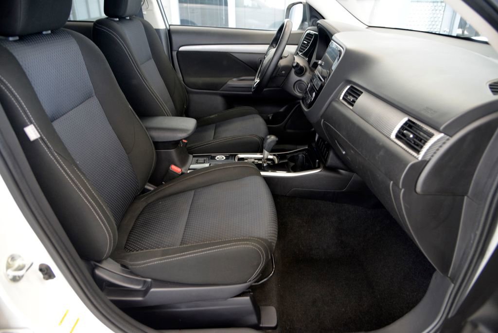 Used 2017 Mitsubishi Outlander SE AWD/4WD image 31