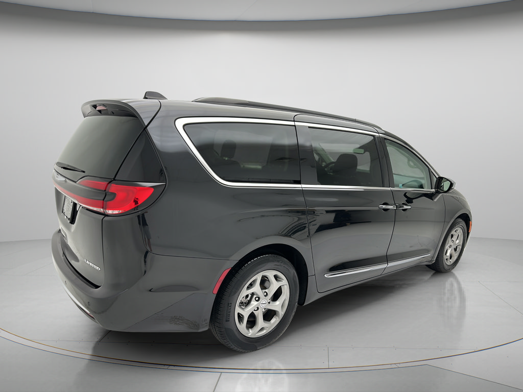 Used 2023 Chrysler Pacifica Limited FWD image 5