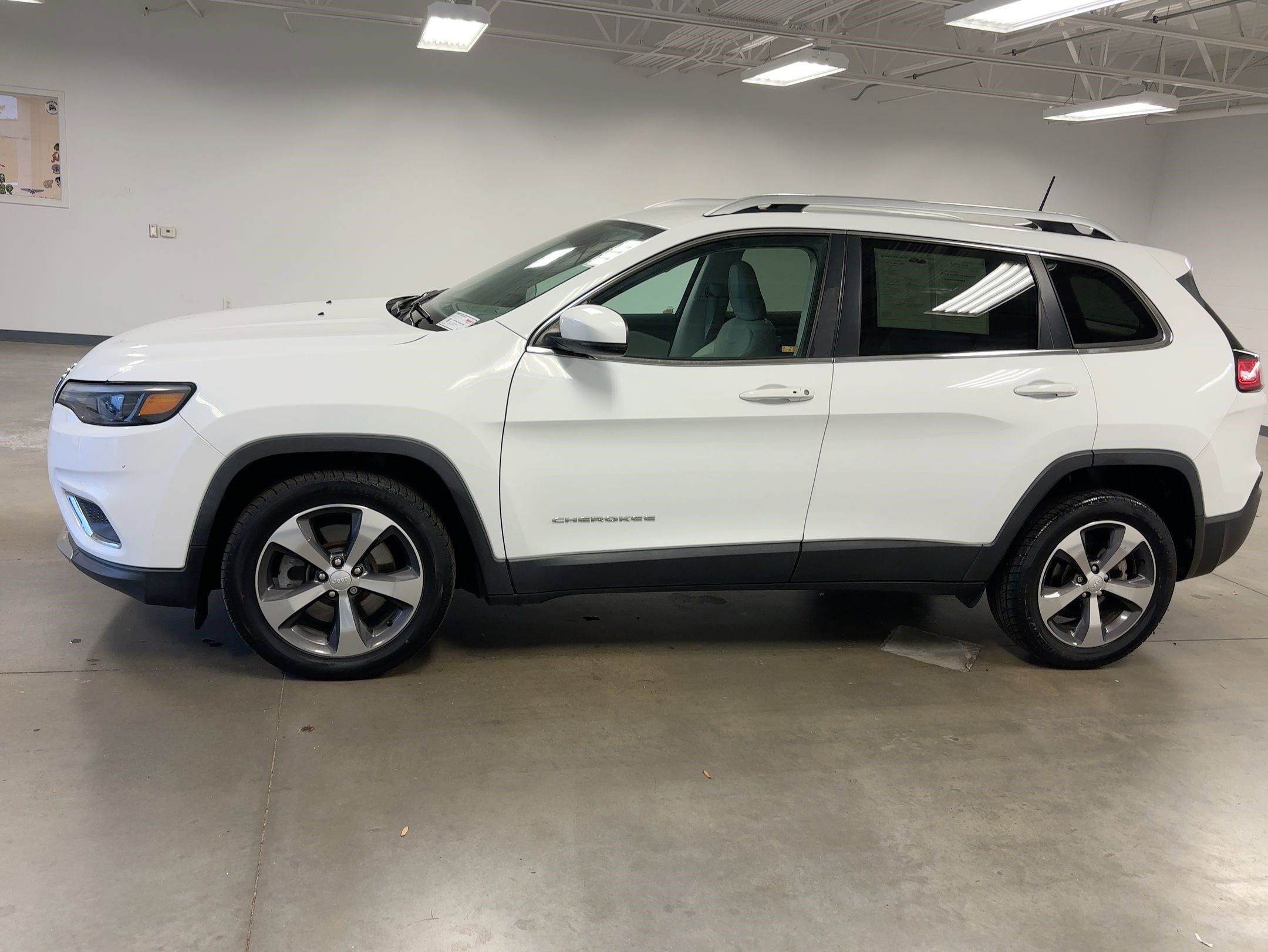 Used 2019 Jeep Cherokee Limited image 2