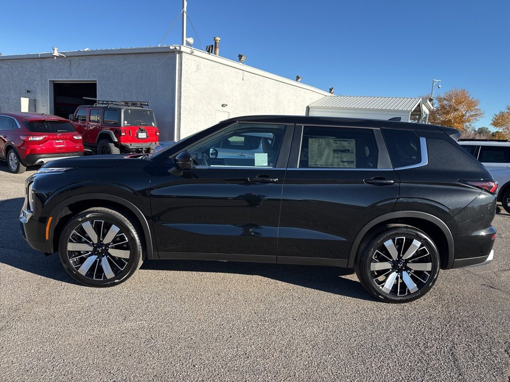 New 2025 Mitsubishi Outlander SE image 4