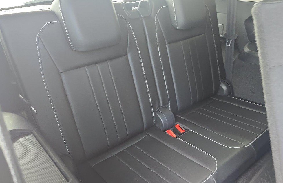 Used 2023 Volkswagen Tiguan SE w/ Panoramic Sunroof Package FWD image 6