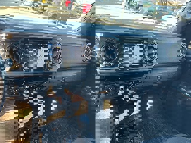 Used 2017 Toyota Tacoma TRD Sport w/ Tow Package (A/T) image 9