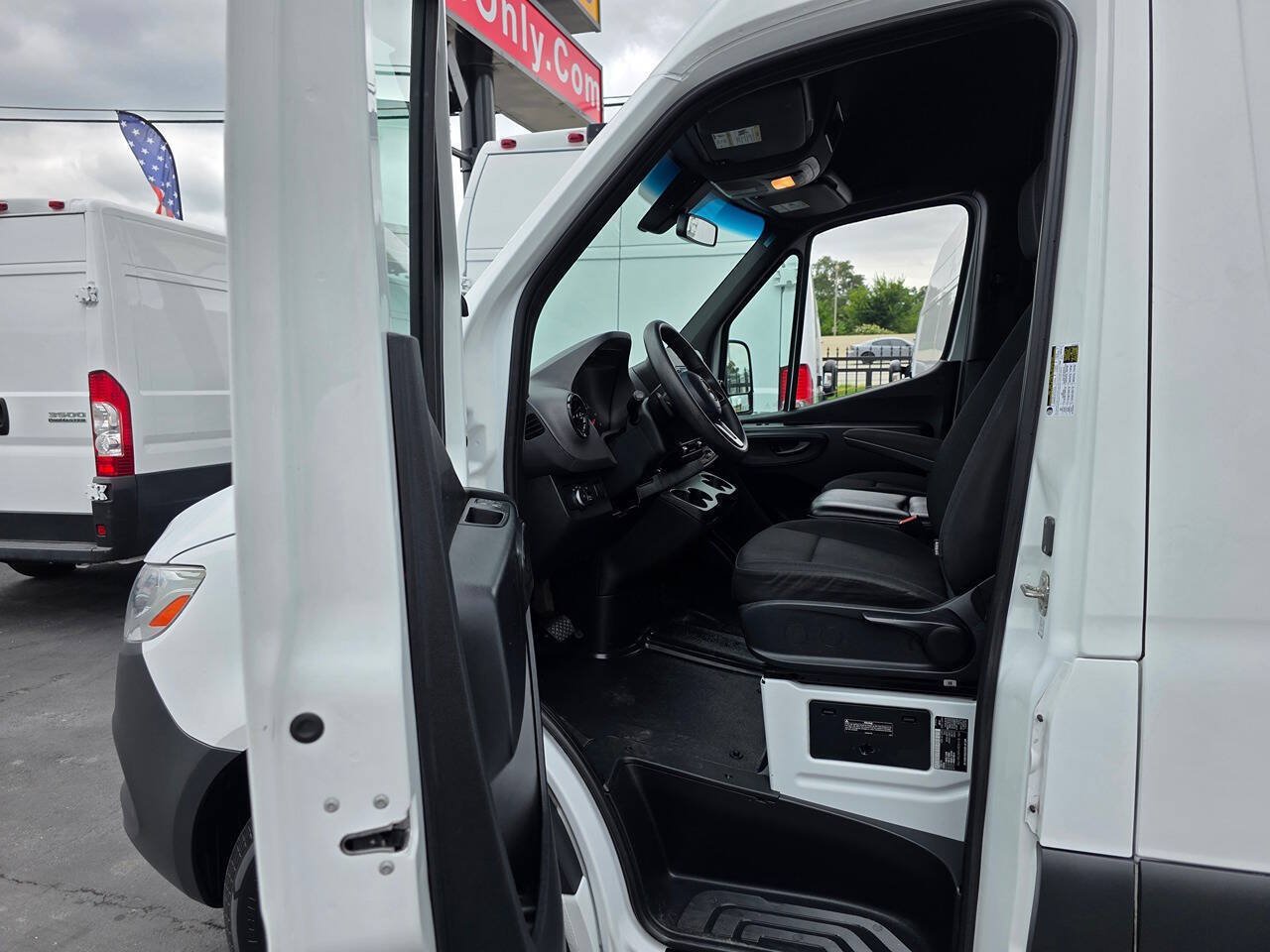 Used 2022 Mercedes-Benz Sprinter 2500 image 13