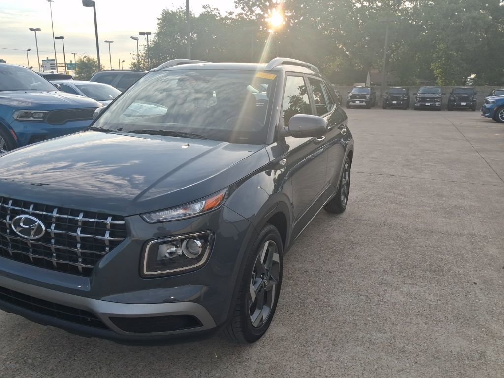 Used 2025 Hyundai Venue SEL FWD image 1