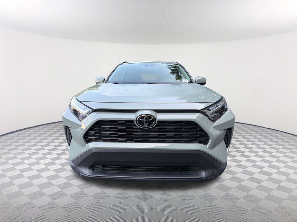 Used 2022 Toyota RAV4 XLE w/ Convenience Package FWD image 2