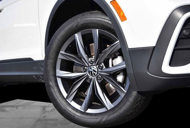 Certified 2023 Volkswagen Tiguan SE image 3