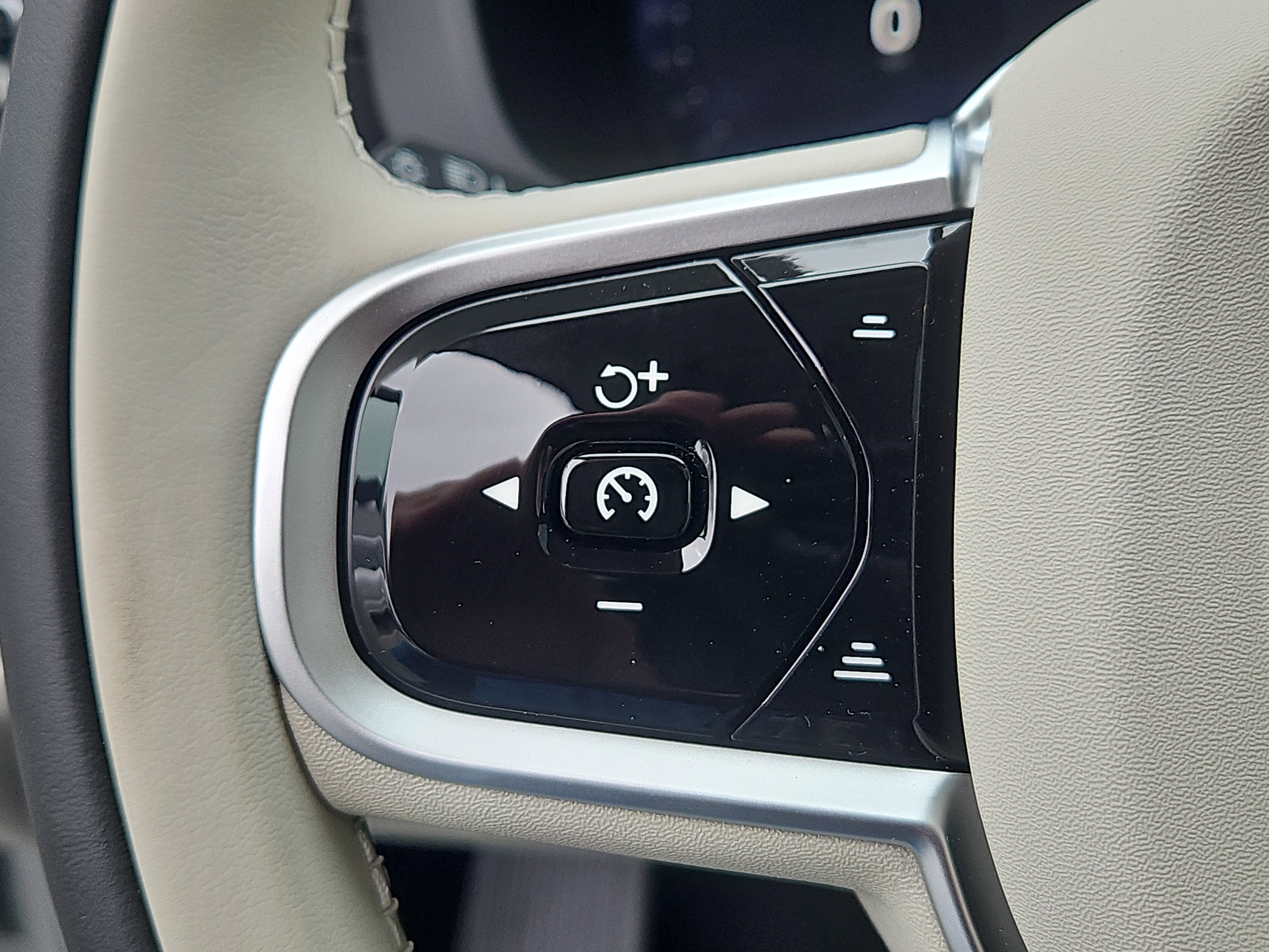 New 2026 Volvo XC60 T8 Ultra w/ Protection Package Premier image 16