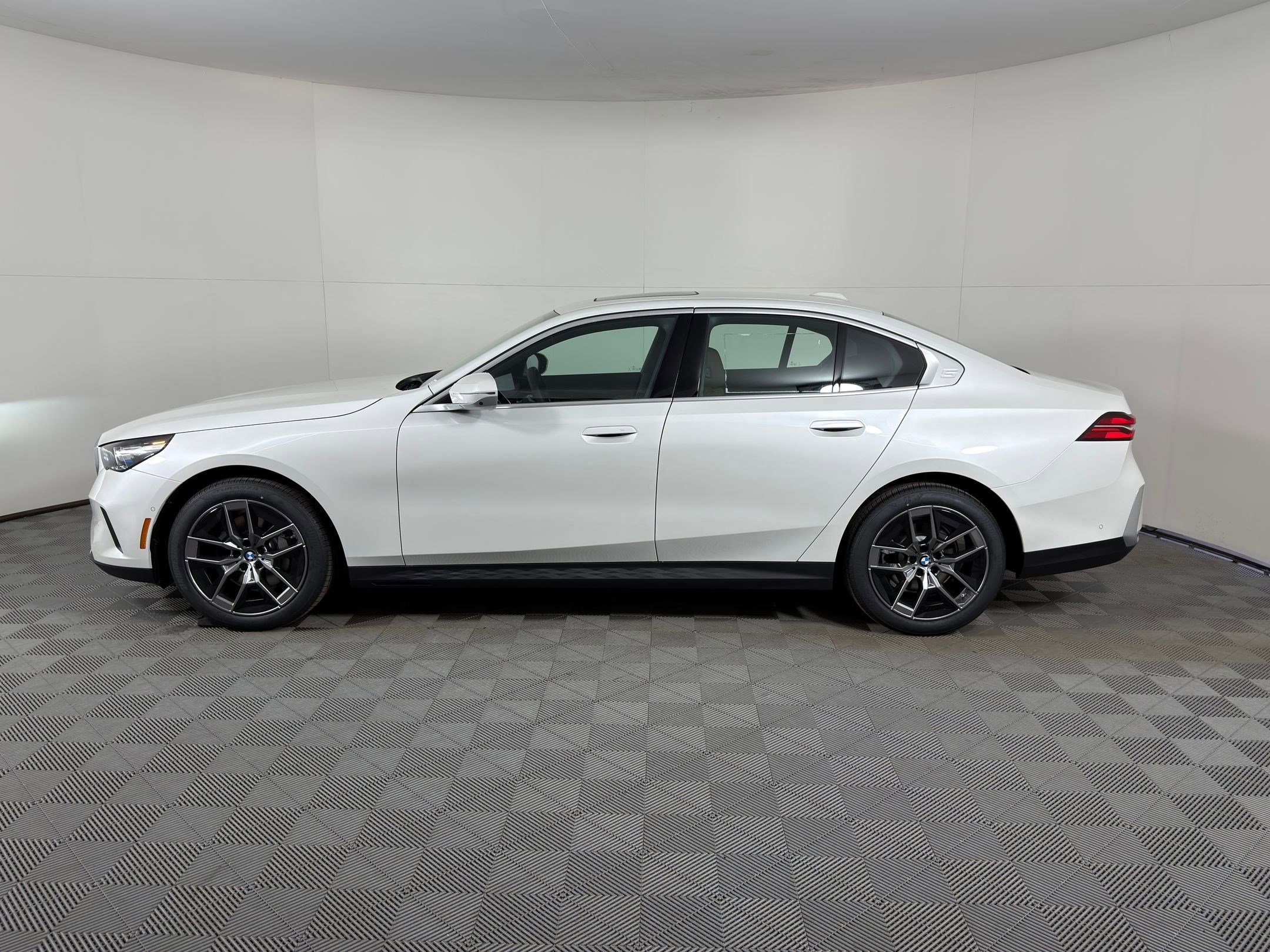Used 2026 BMW 530i w/ Convenience Package RWD image 2