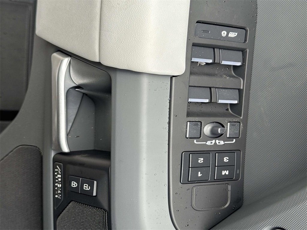 New 2026 Land Rover Defender 110 X-Dynamic SE image 27