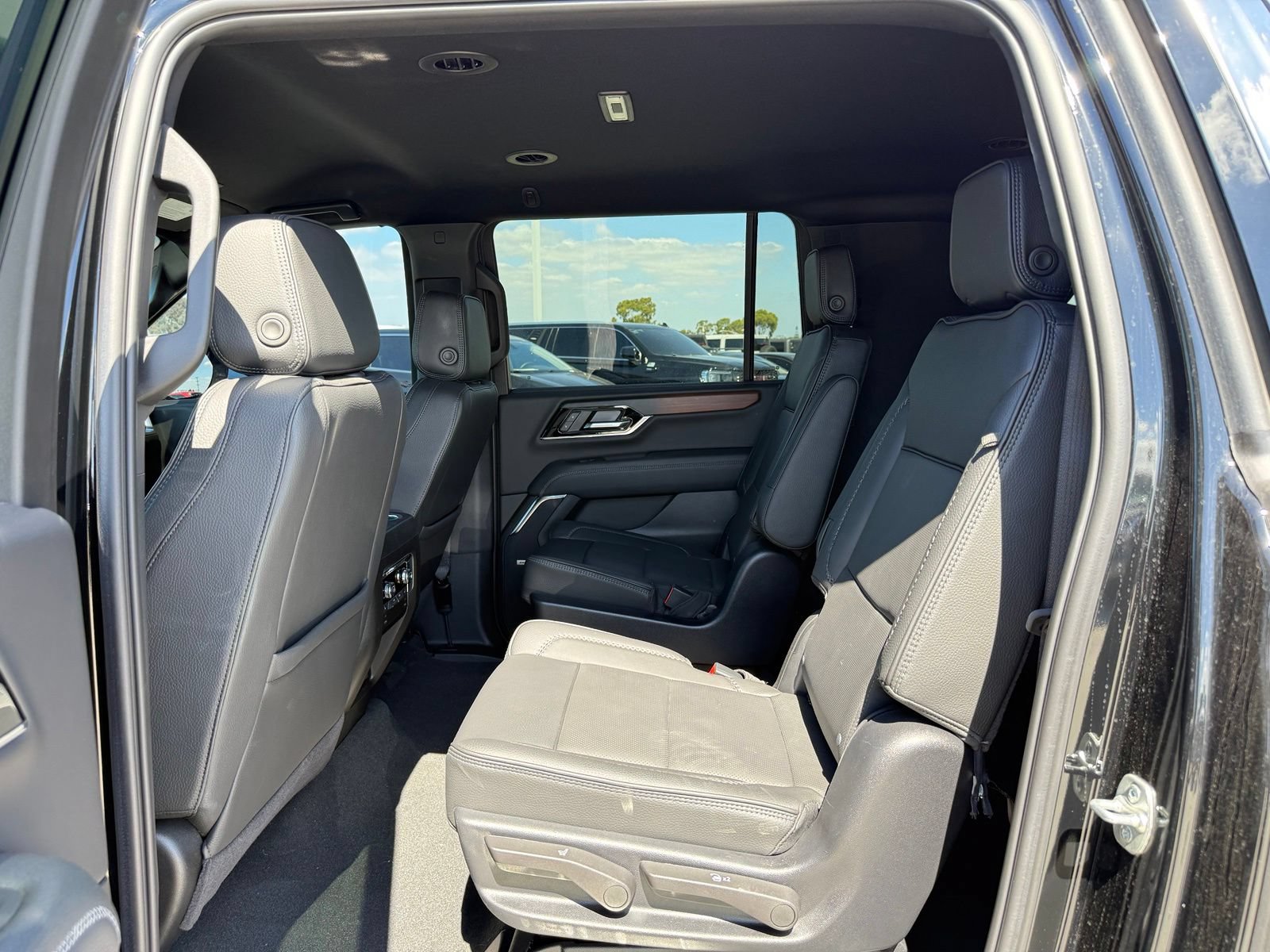 Used 2025 GMC Yukon XL Denali AWD/4WD image 6