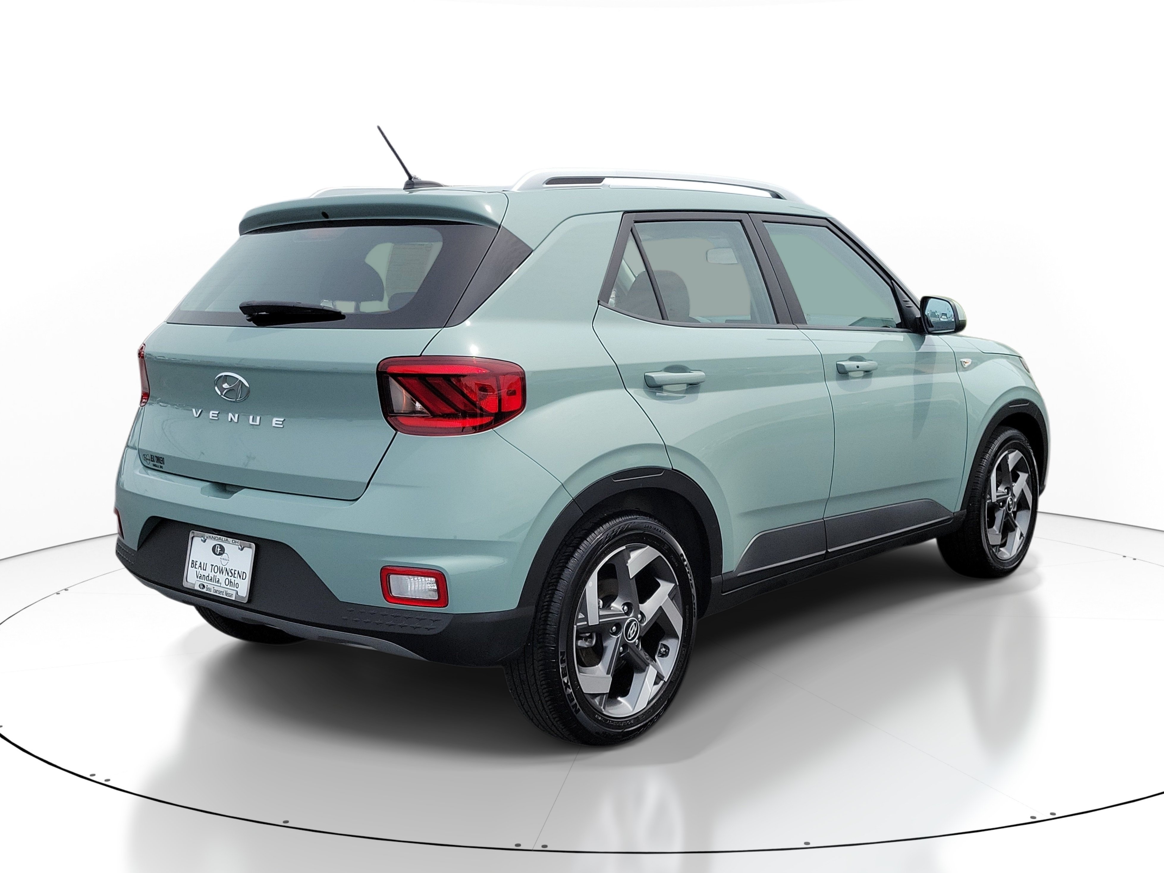 Used 2025 Hyundai Venue SEL FWD image 4