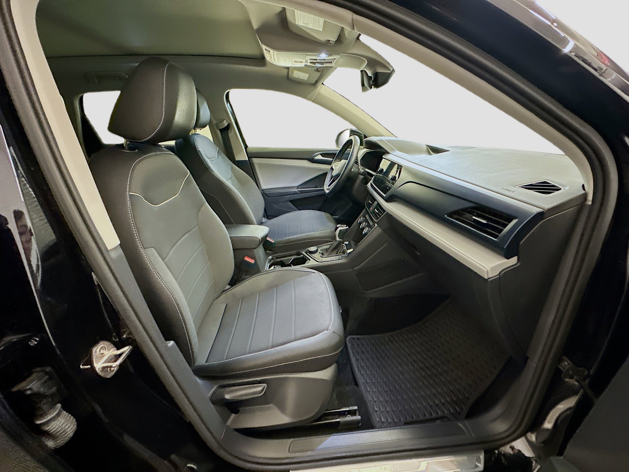 Used 2024 Volkswagen Taos SE w/ Panoramic Sunroof Package image 33