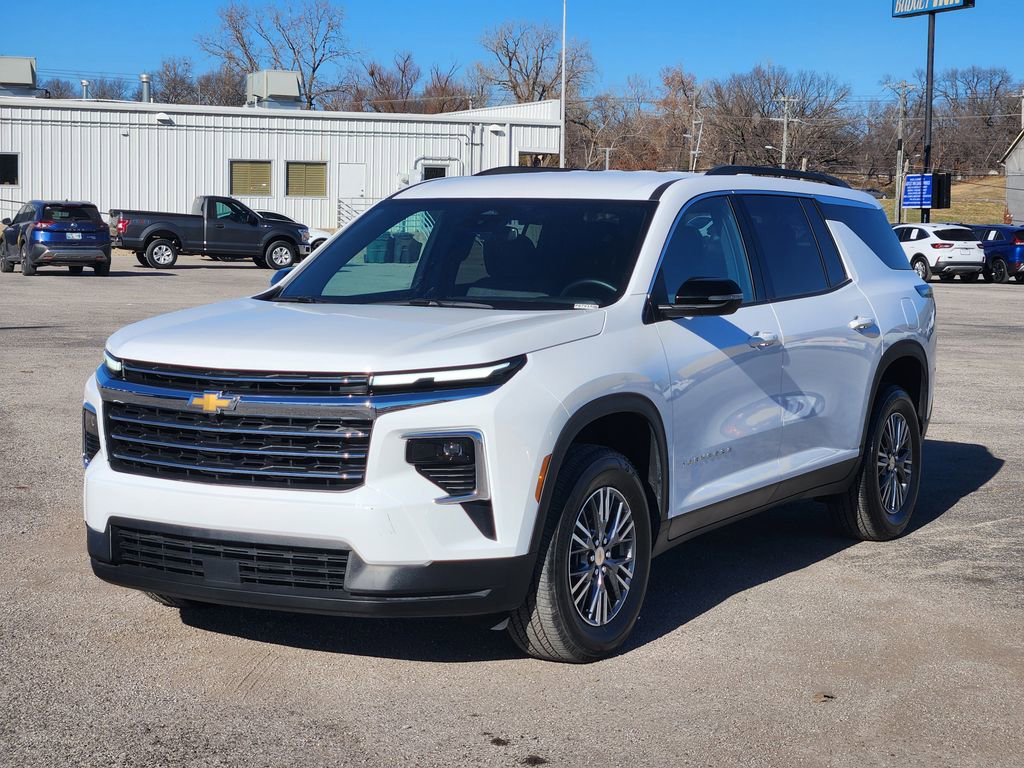 Used 2025 Chevrolet Traverse LT image 3