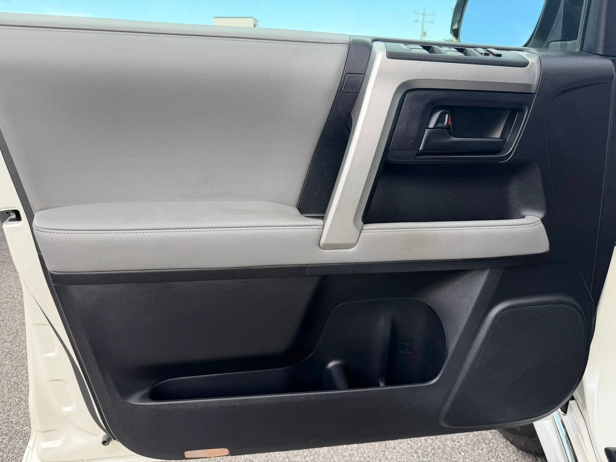 Used 2010 Toyota 4Runner SR5 AWD/4WD image 9