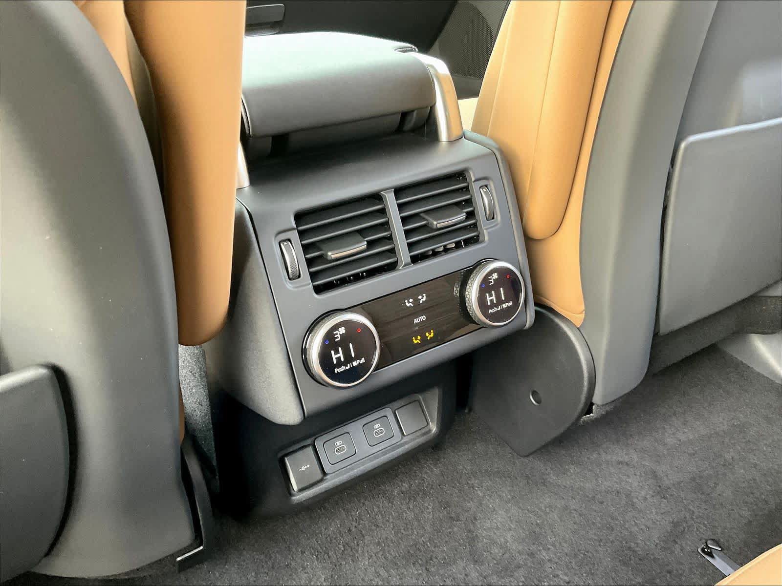 New 2025 Land Rover Discovery Metropolitan Edition AWD/4WD image 16