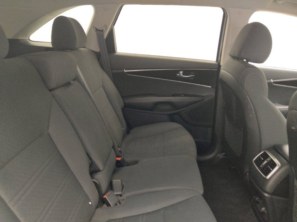 Used 2020 Kia Sorento LX image 19