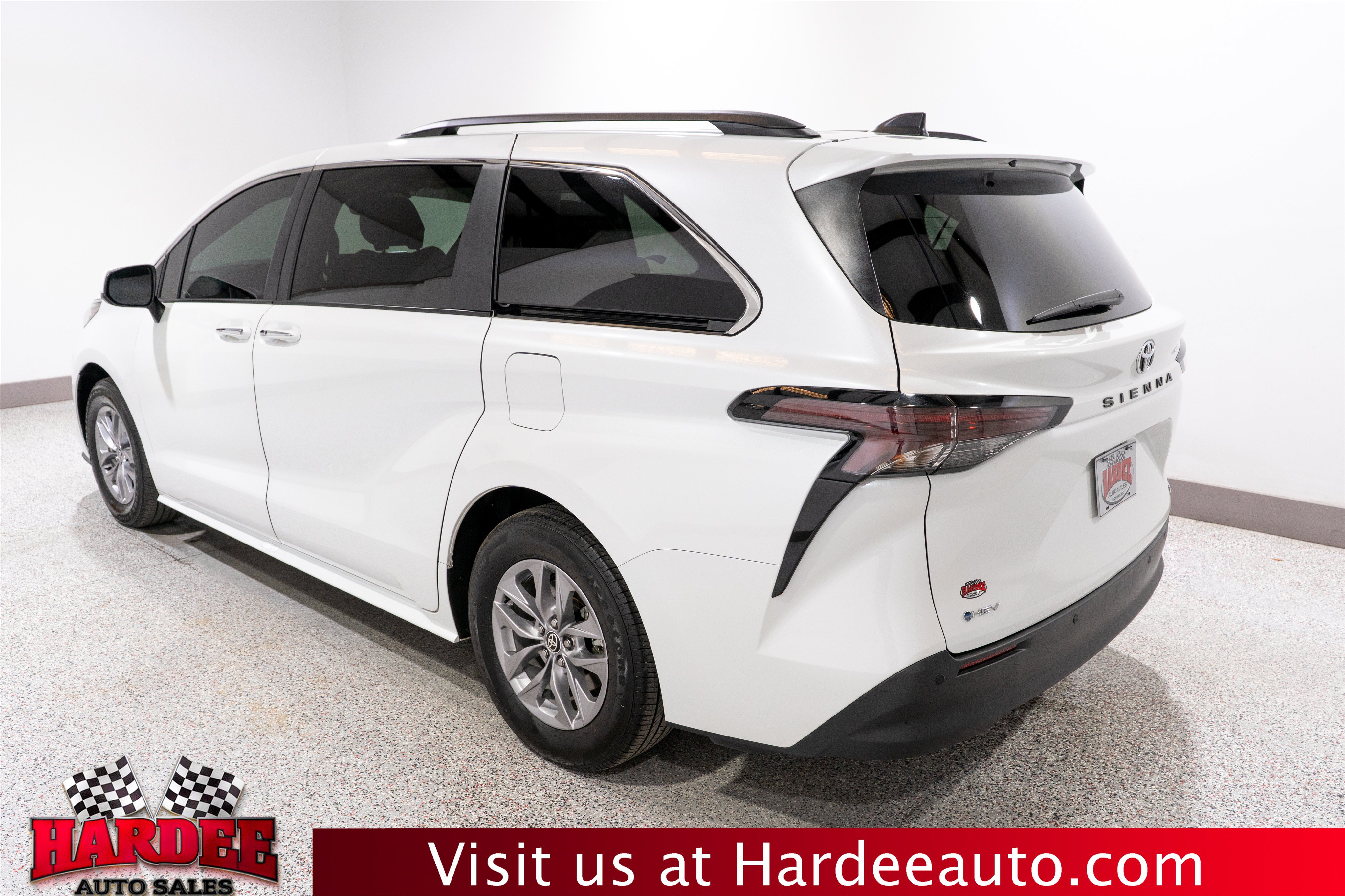 Used 2026 Toyota Sienna XLE FWD image 3