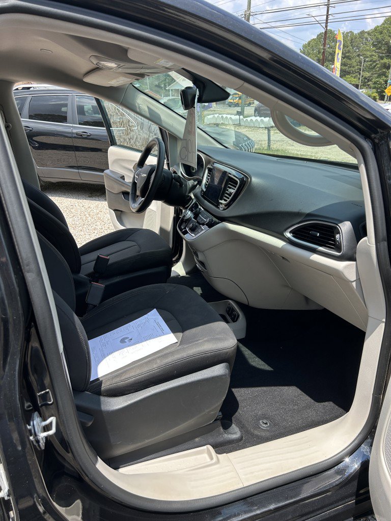 Used 2017 Chrysler Pacifica Touring FWD image 12