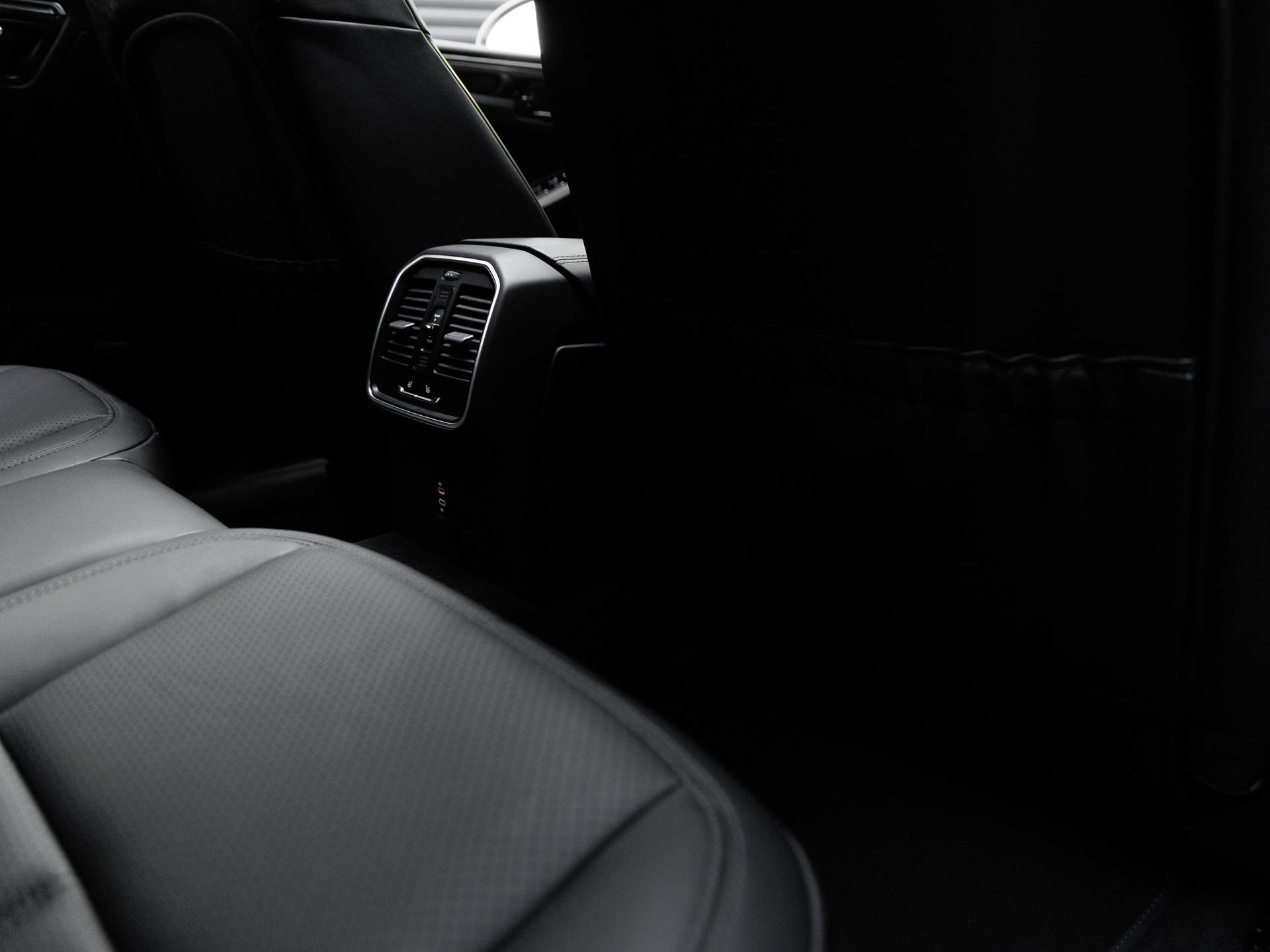 Certified 2025 Porsche Macan Turbo AWD/4WD image 34