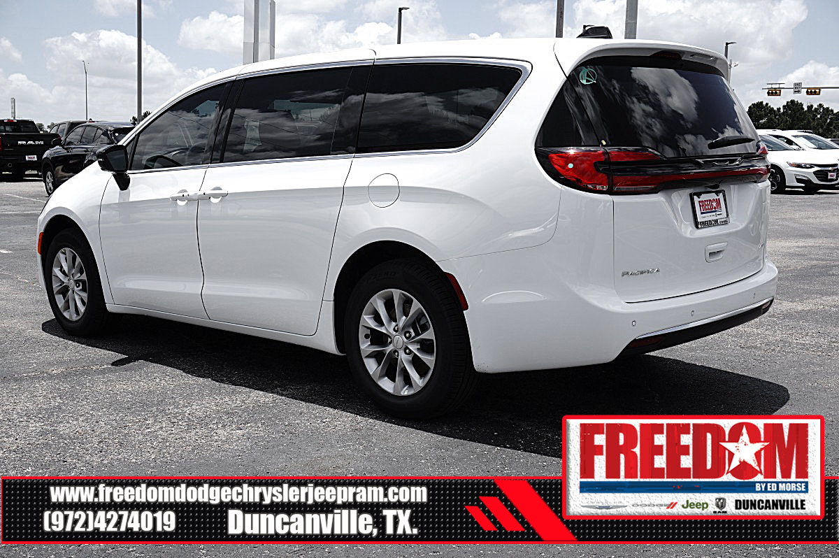 New 2027 Chrysler Pacifica Select AWD/4WD image 3