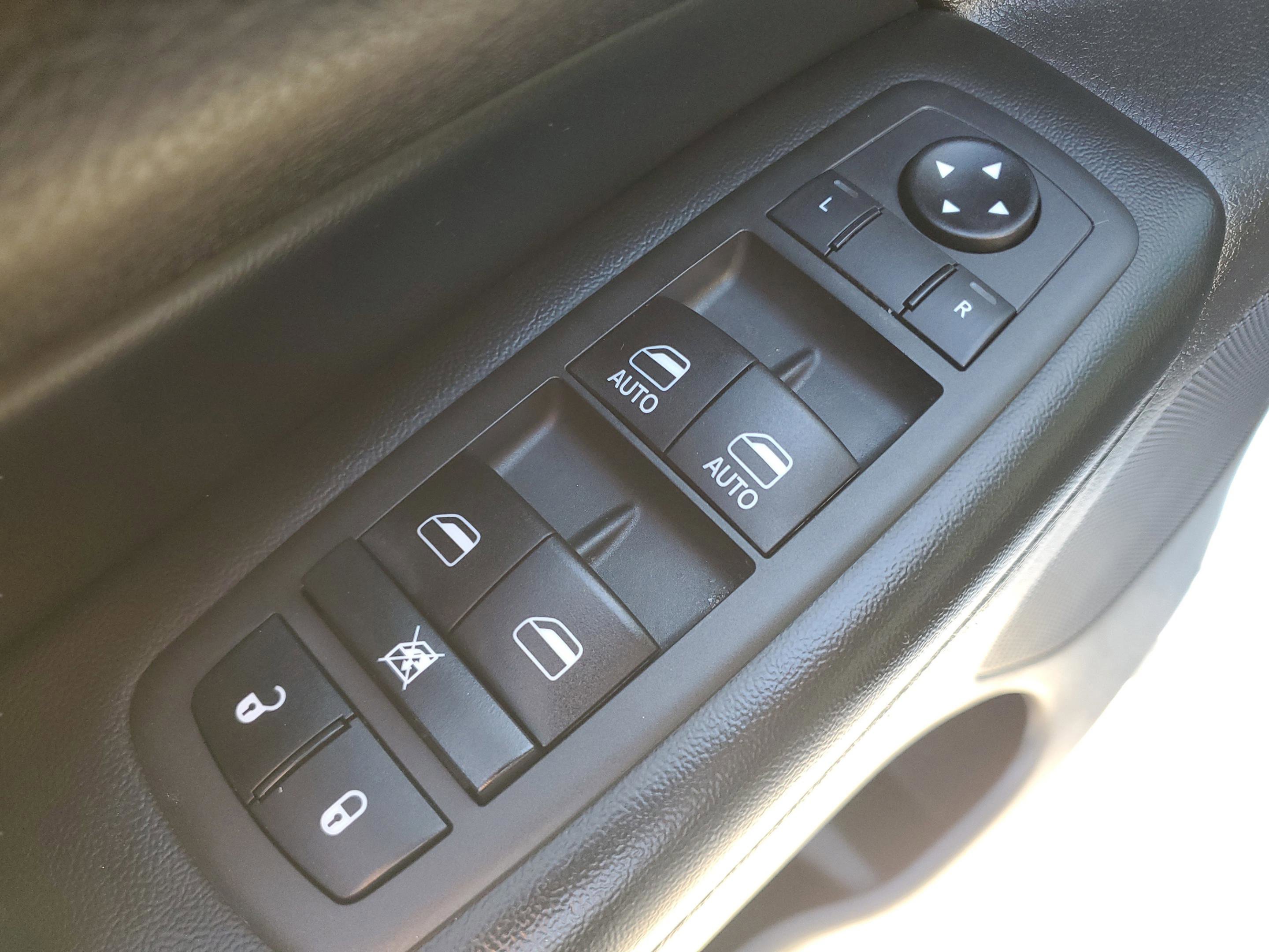 Used 2020 Jeep Grand Cherokee Altitude AWD/4WD image 15