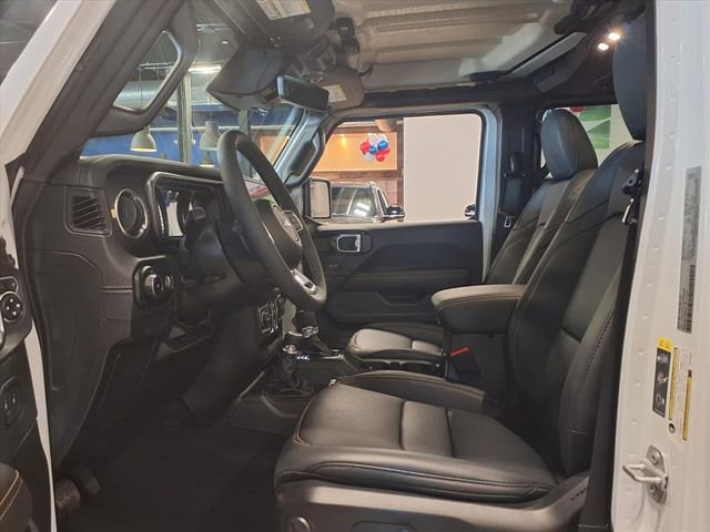 Used 2025 Jeep Wrangler Sahara image 12