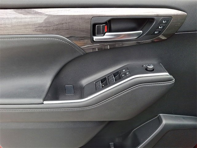 Used 2024 Toyota Highlander Platinum image 13