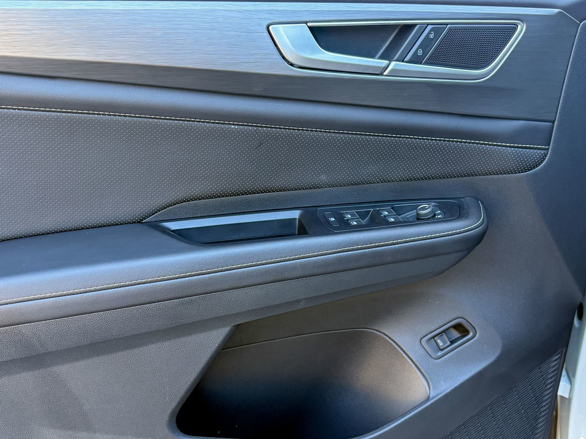 Used 2025 Volkswagen Atlas Cross Sport SE w/ Panoramic Sunroof Package image 15