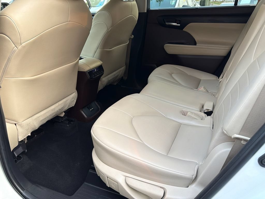 Used 2021 Toyota Highlander XLE AWD/4WD image 20