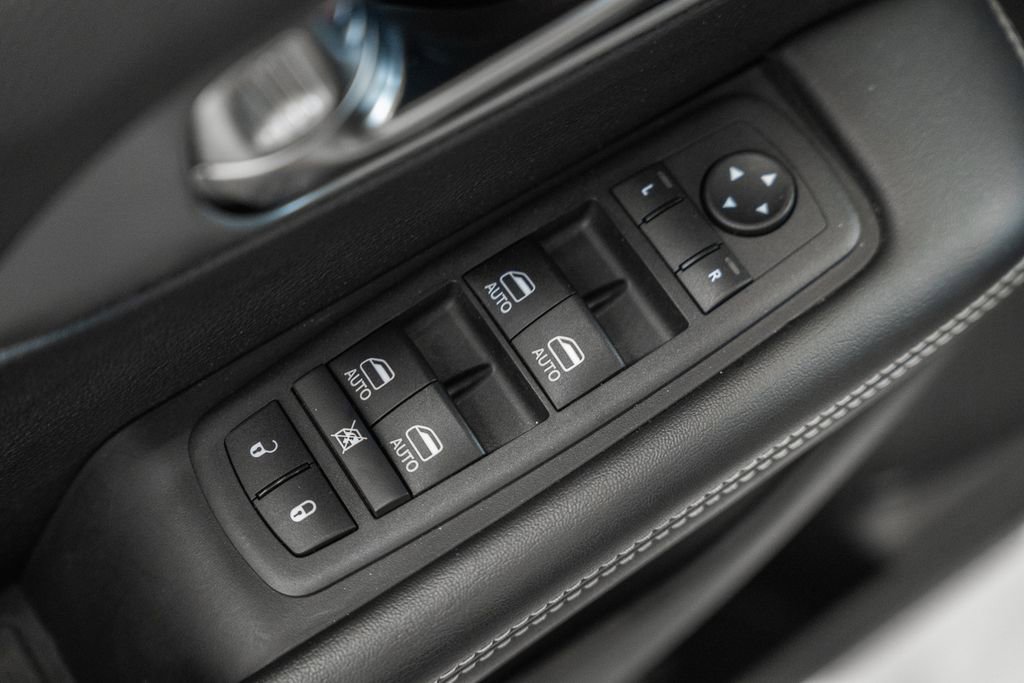 Used 2025 Chrysler Pacifica Select image 43