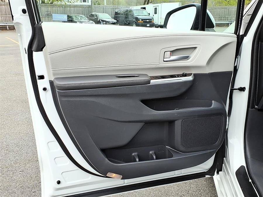 Used 2024 Toyota Sienna XLE w/ XLE Plus Package AWD/4WD image 17