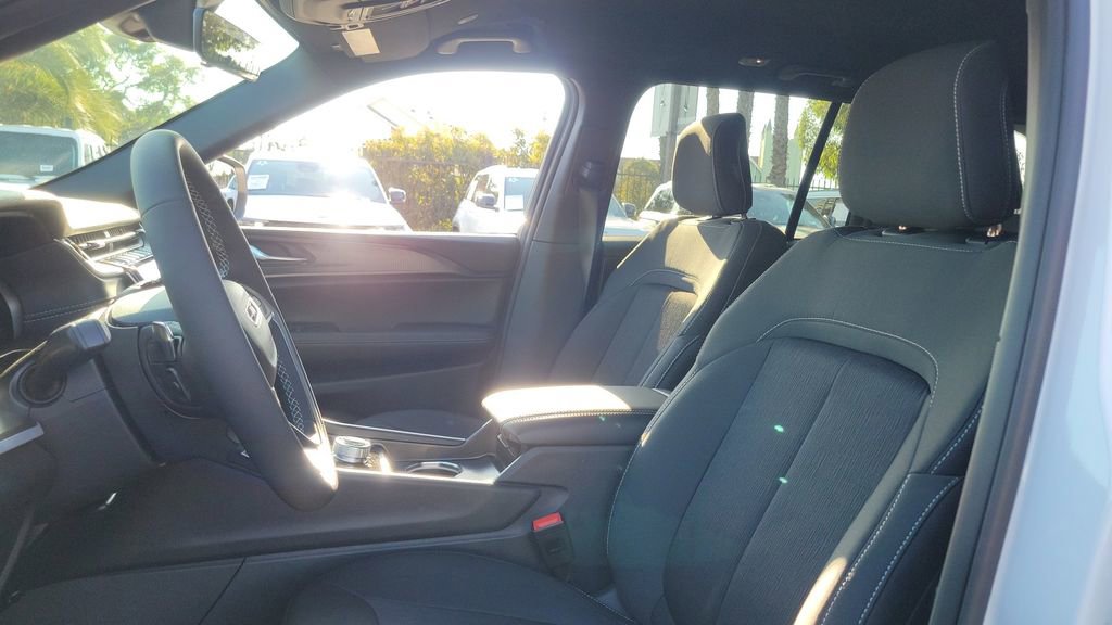 Used 2025 Jeep Grand Cherokee Laredo image 16