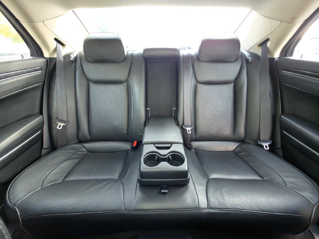 Used 2019 Chrysler 300 Limited AWD/4WD image 28