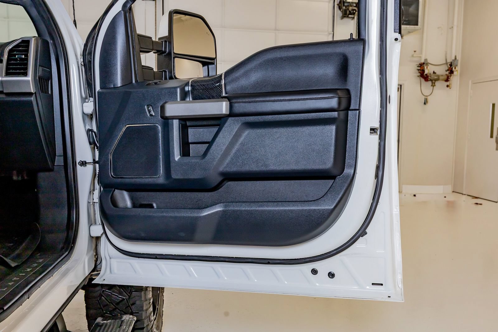 Used 2022 Ford F250 Platinum w/ FX4 Off-Road Package AWD/4WD image 37
