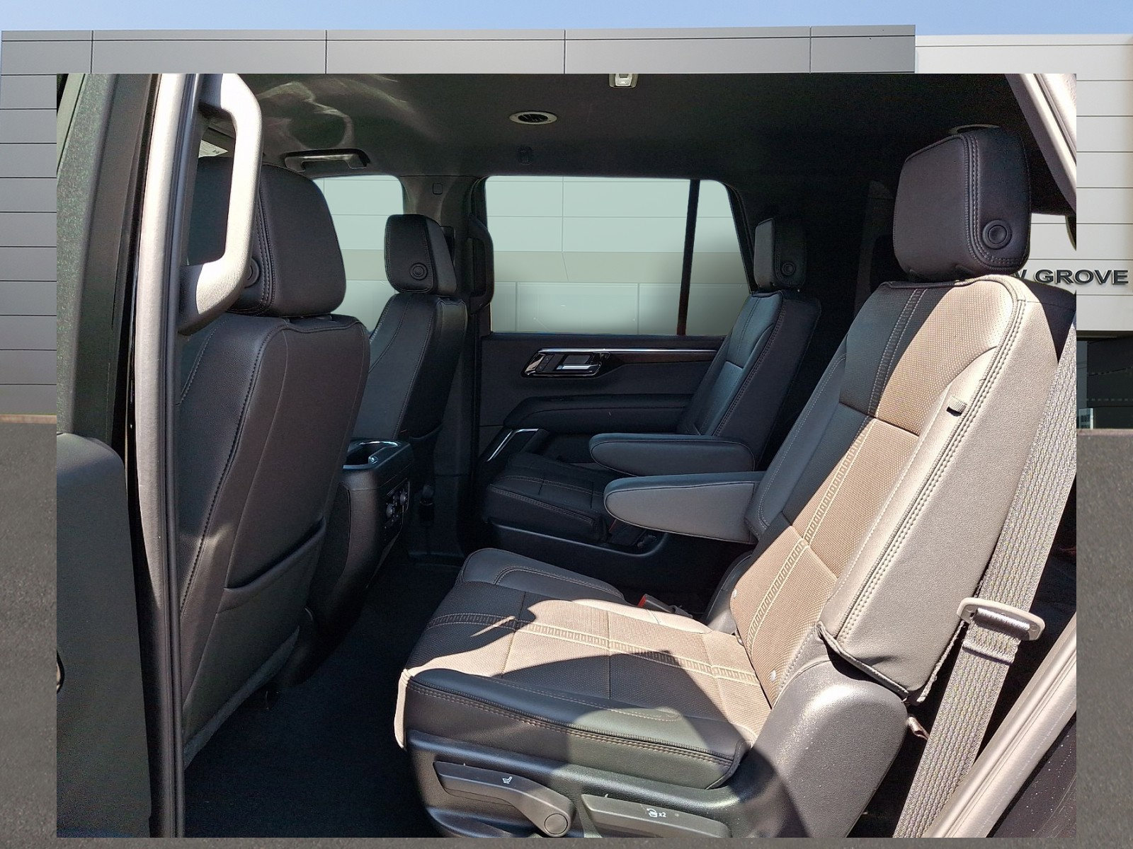 Used 2025 Chevrolet Tahoe High Country AWD/4WD image 6