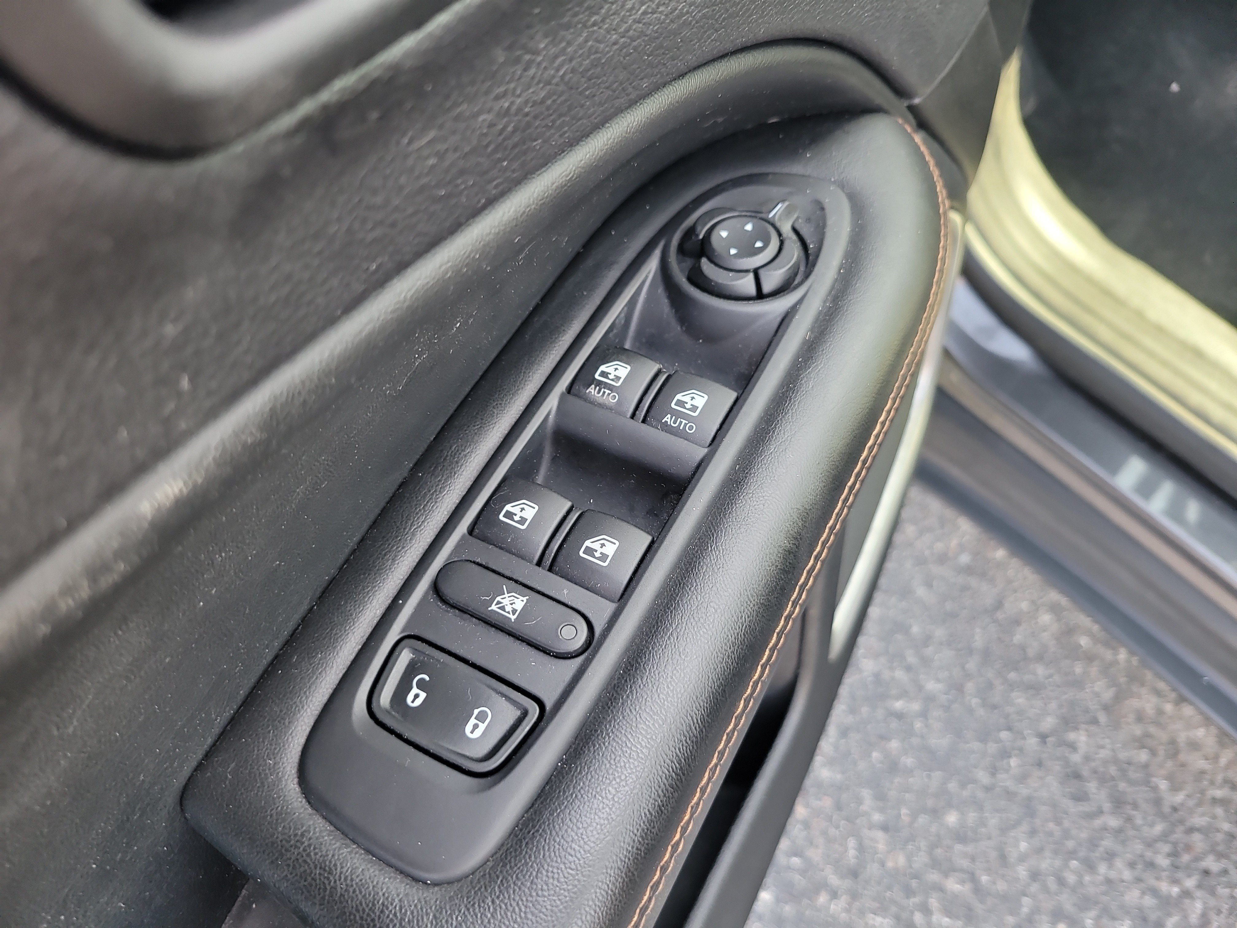 Used 2018 Jeep Compass Limited w/ Navigation Group AWD/4WD image 15